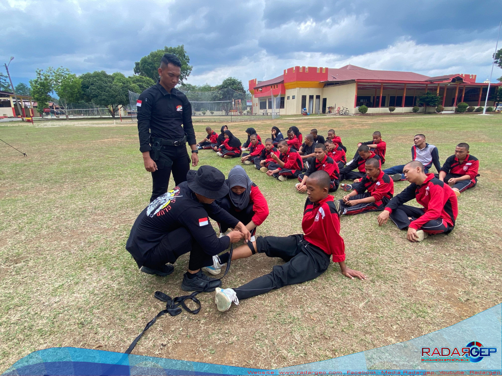 Brimob Polda Sumut Berikan Pelatihan SAR dan Pembinaan Karakter kepada Siswa-Siswi SMA Plus Taruna